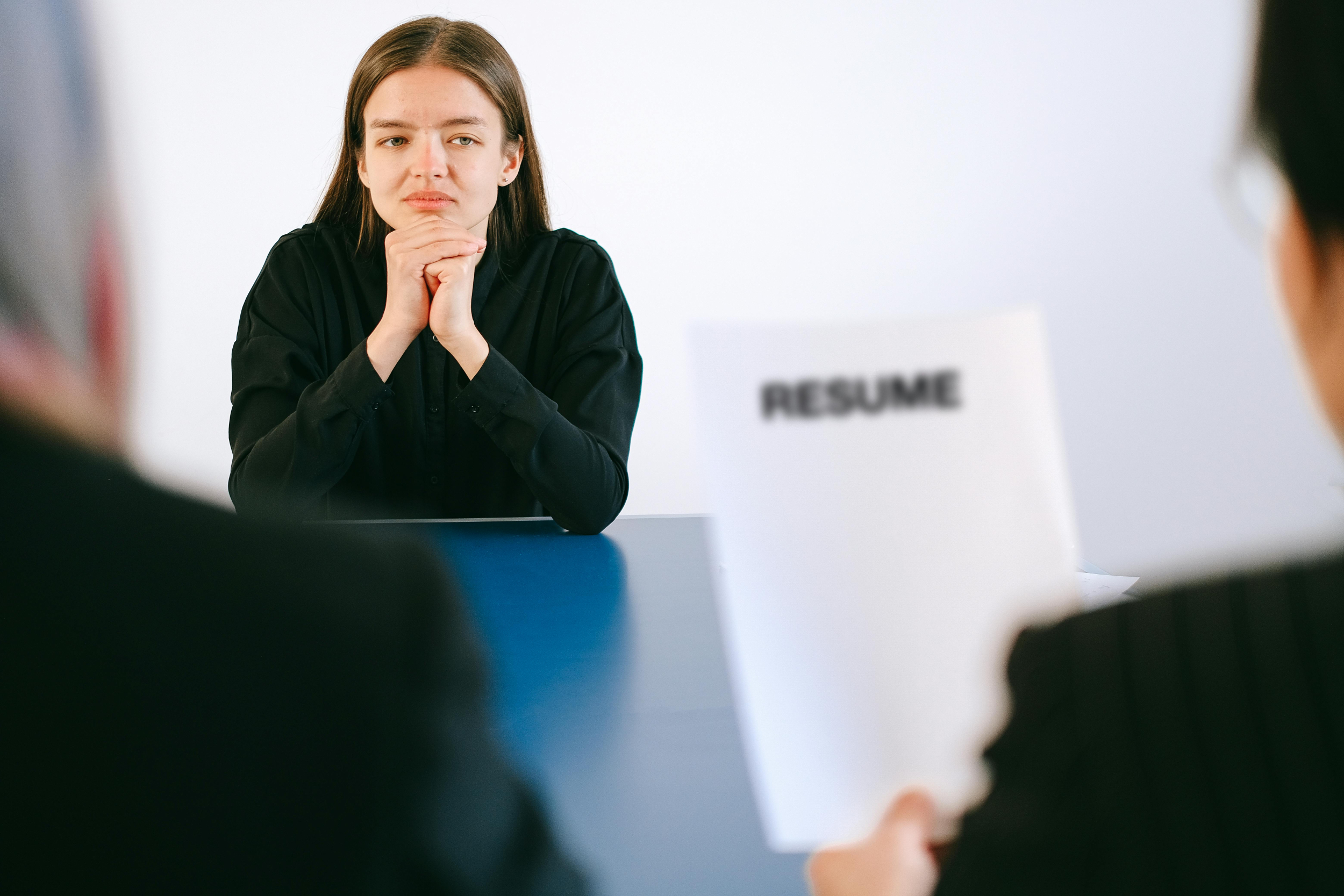 Una directora admite que tiene prejuicios contra las candidatas de universidades solo para mujeres; cree que ellas “esperan un trato excesivo” y las llama personas con derecho a todo