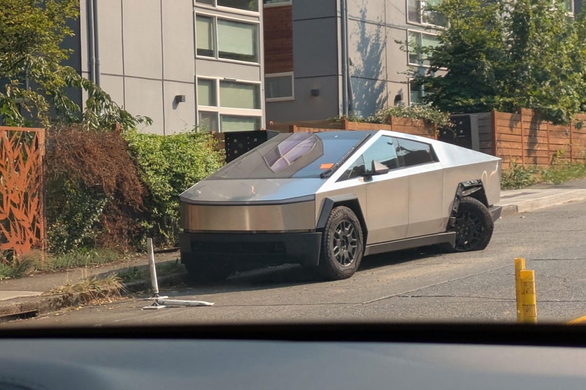 Tesla Cybertruck Becomes Instant ‘Tourist Magnet’ After Breaking Down On Side Of The Road