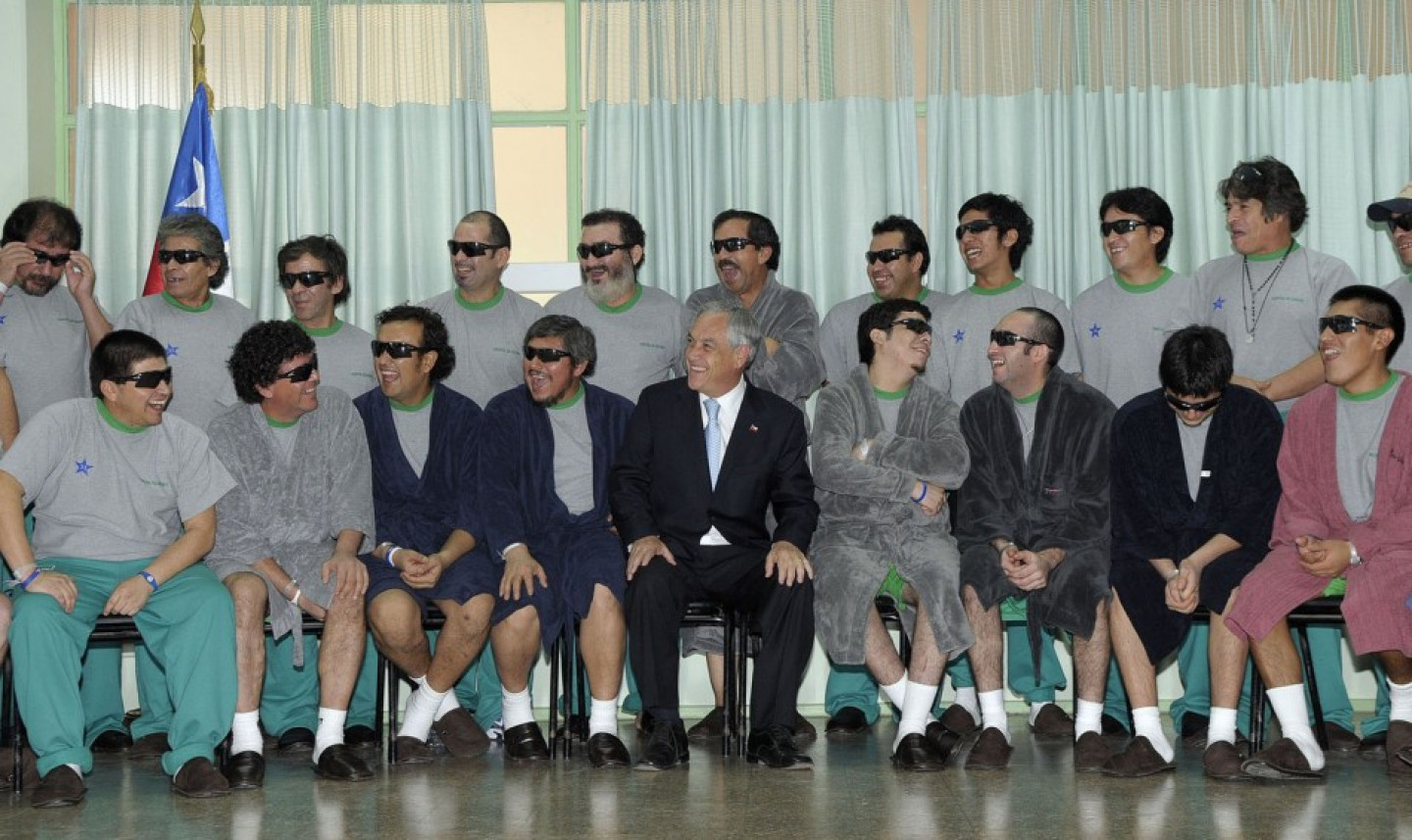 Chile&#039;s President Pinera poses with the 33 rescued miners inside Copiapo Hospital