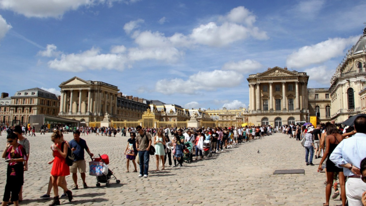 Tourist queues