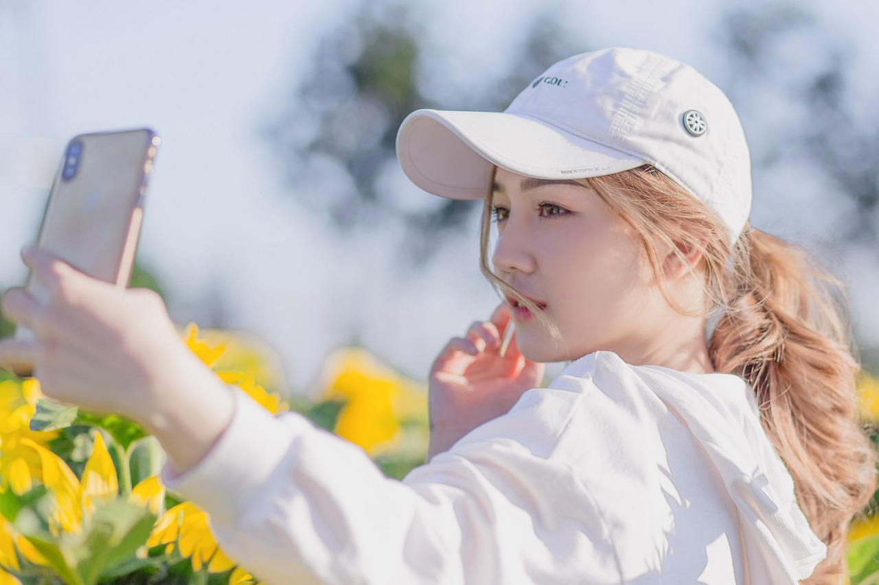 Facebook Accused of Exploiting Teenage Girl Insecurities — Shows Beauty Ads After They Delete Selfies