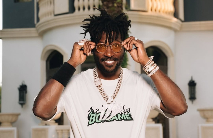 Antonio Brown posts solo shot on Instagram