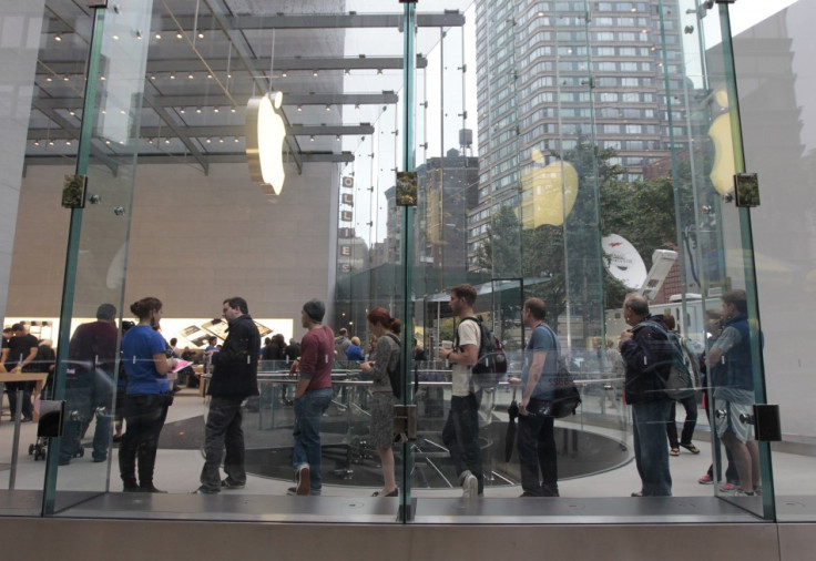 Apple iPhone 4S Lines Stretch Toward 4 Million Sales