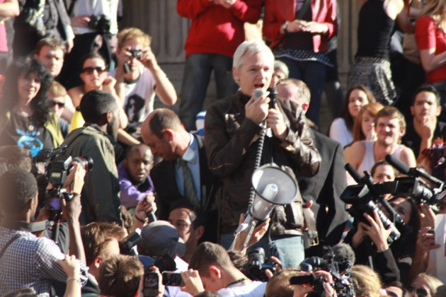 Occupy London: Wikileaks’ Julian Assange Avoids Police Kettling to Join London Protesters (Exclusive Photos) Occupy London: Wikileaks’ Julian Assange Avoids Police Kettling to Join London Protesters (Exclusive Photos)