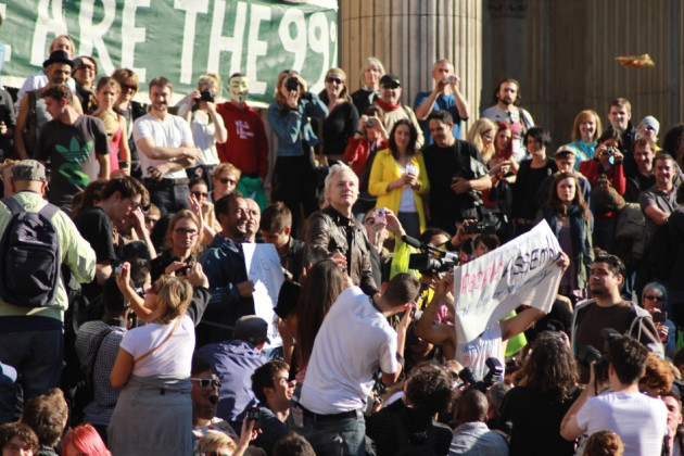 Occupy London: Wikileaks’ Julian Assange Avoids Police Kettling to Join London Protesters (Exclusive Photos) Occupy London: Wikileaks’ Julian Assange Avoids Police Kettling to Join London Protesters (Exclusive Photos)