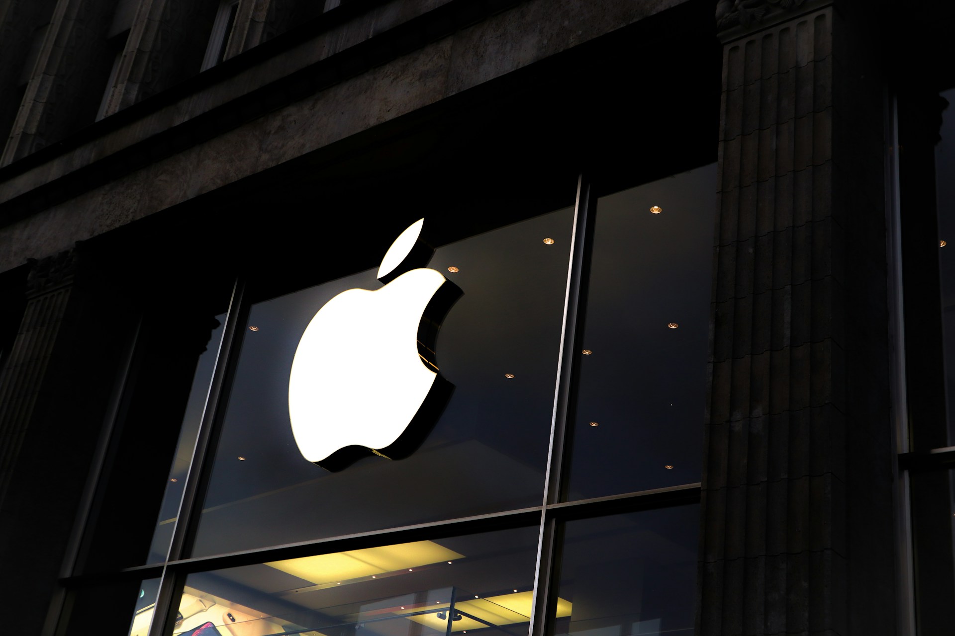 Apple Appoints Sabih Khan as COO Amid Supply Chain Shifts
