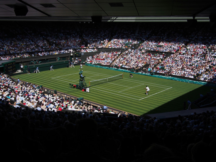 Two peoplw playing tennis
