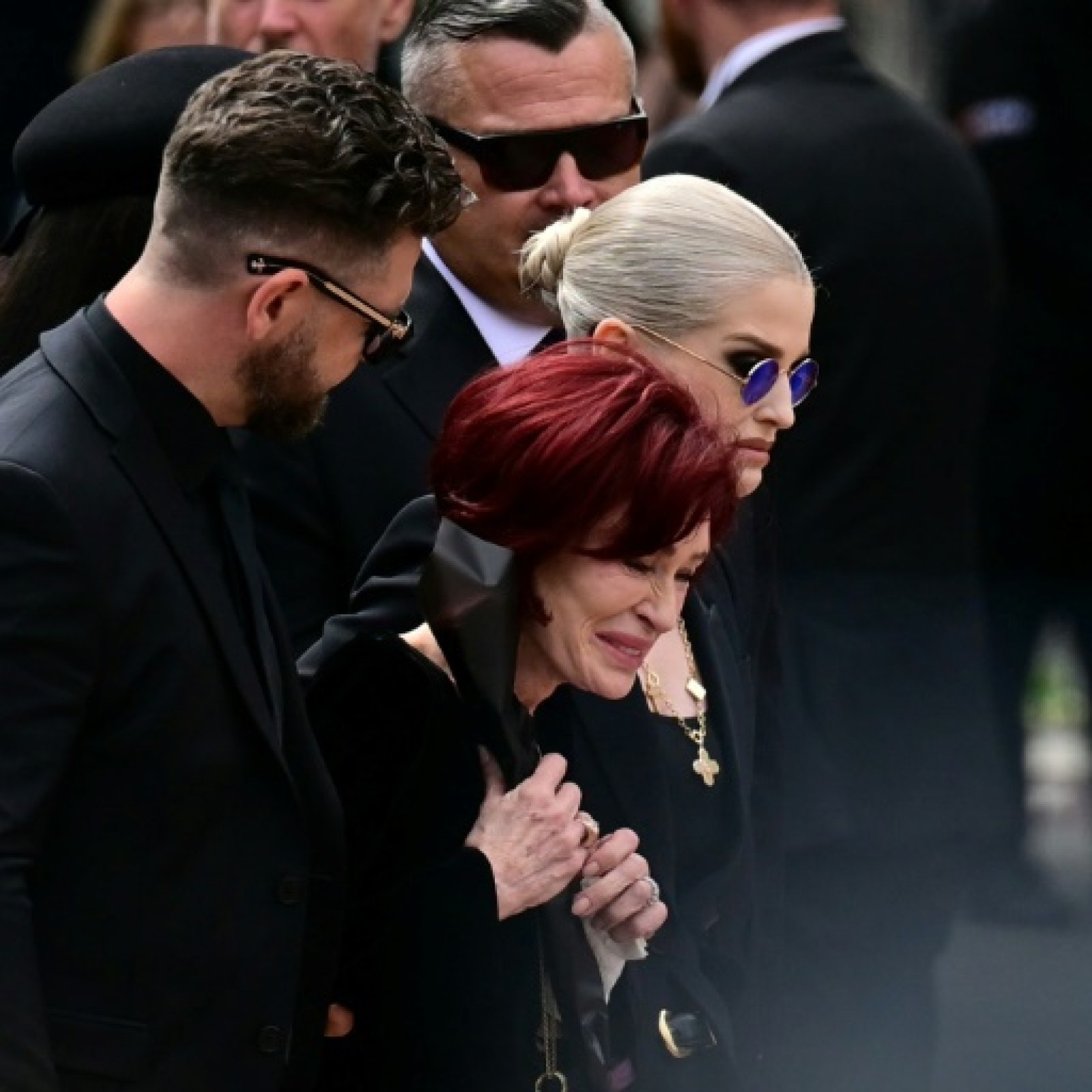 Kelly Osbourne Breaks Down at Ozzy's Funeral: 'You Were the Music in My Blood' | IBTimes UK