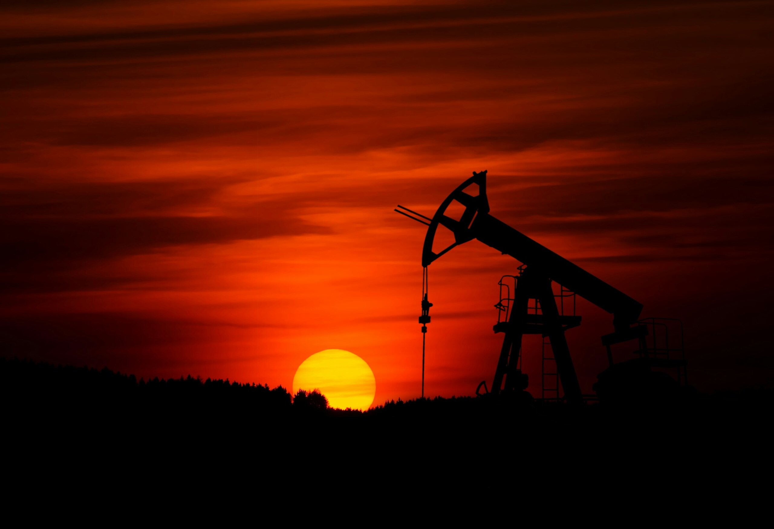Oil Prices Could Drop to $30s, US Gas May Fall to $0.60/L as Ukraine-Russia Talks Loom