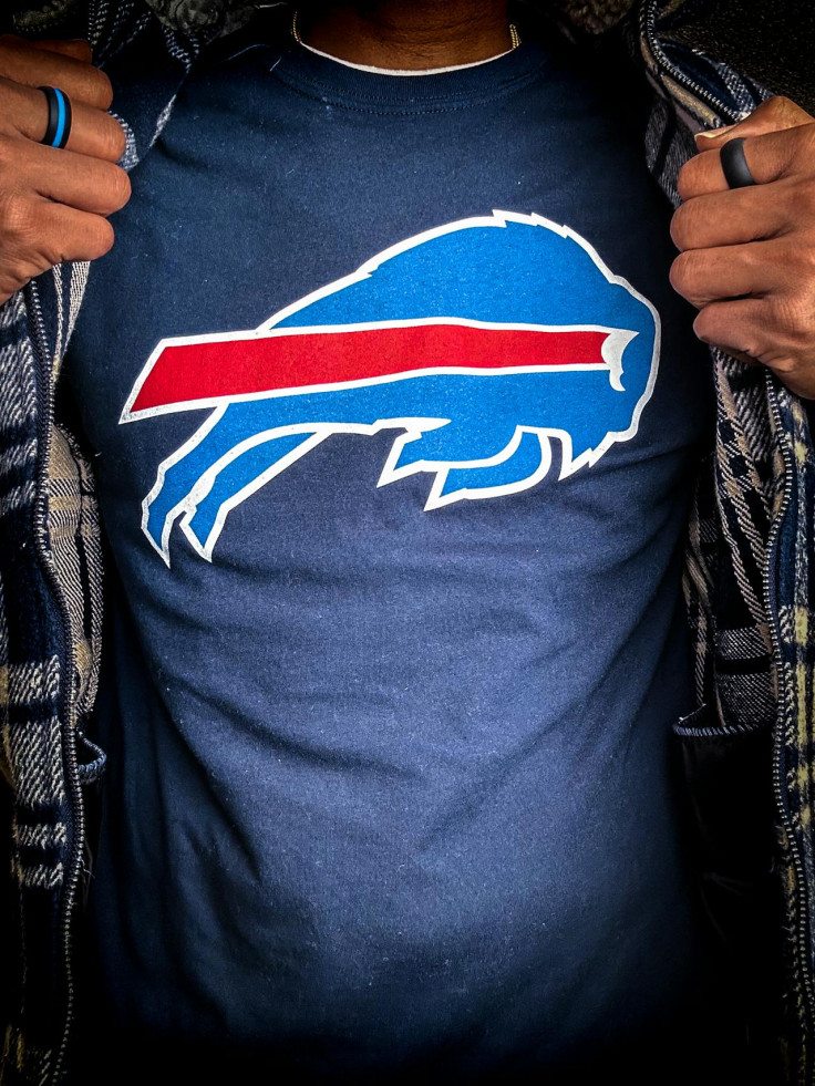 Man in Buffalo Bills t-shirt