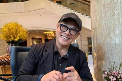 Jet Li having tea