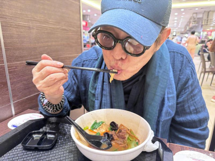 Jet Li eating noodles