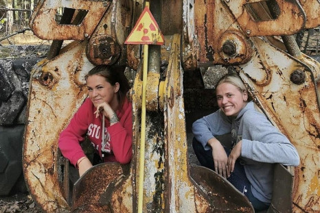 The Claw and two girls