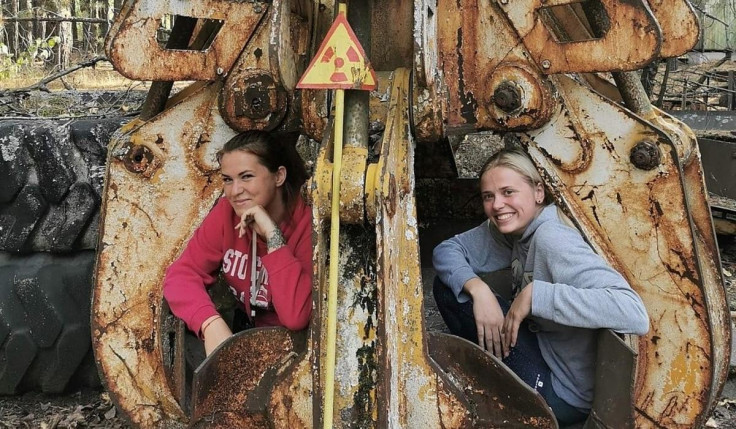 The Claw and two girls