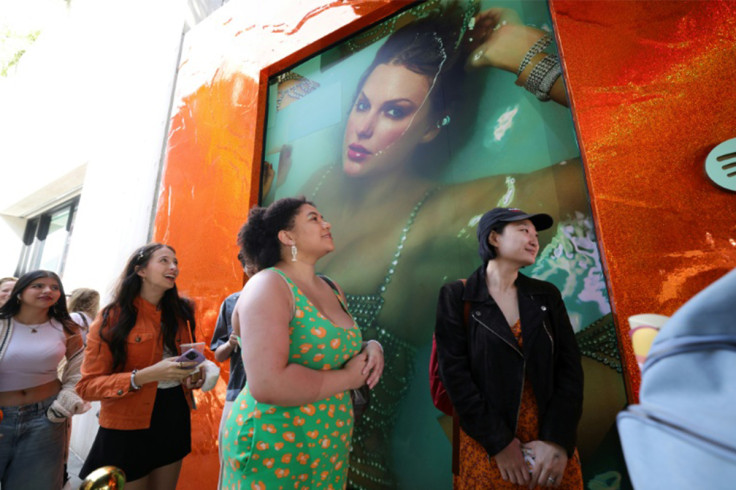 swifties in line