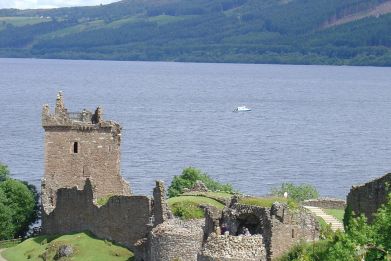 scottish castle loch ness