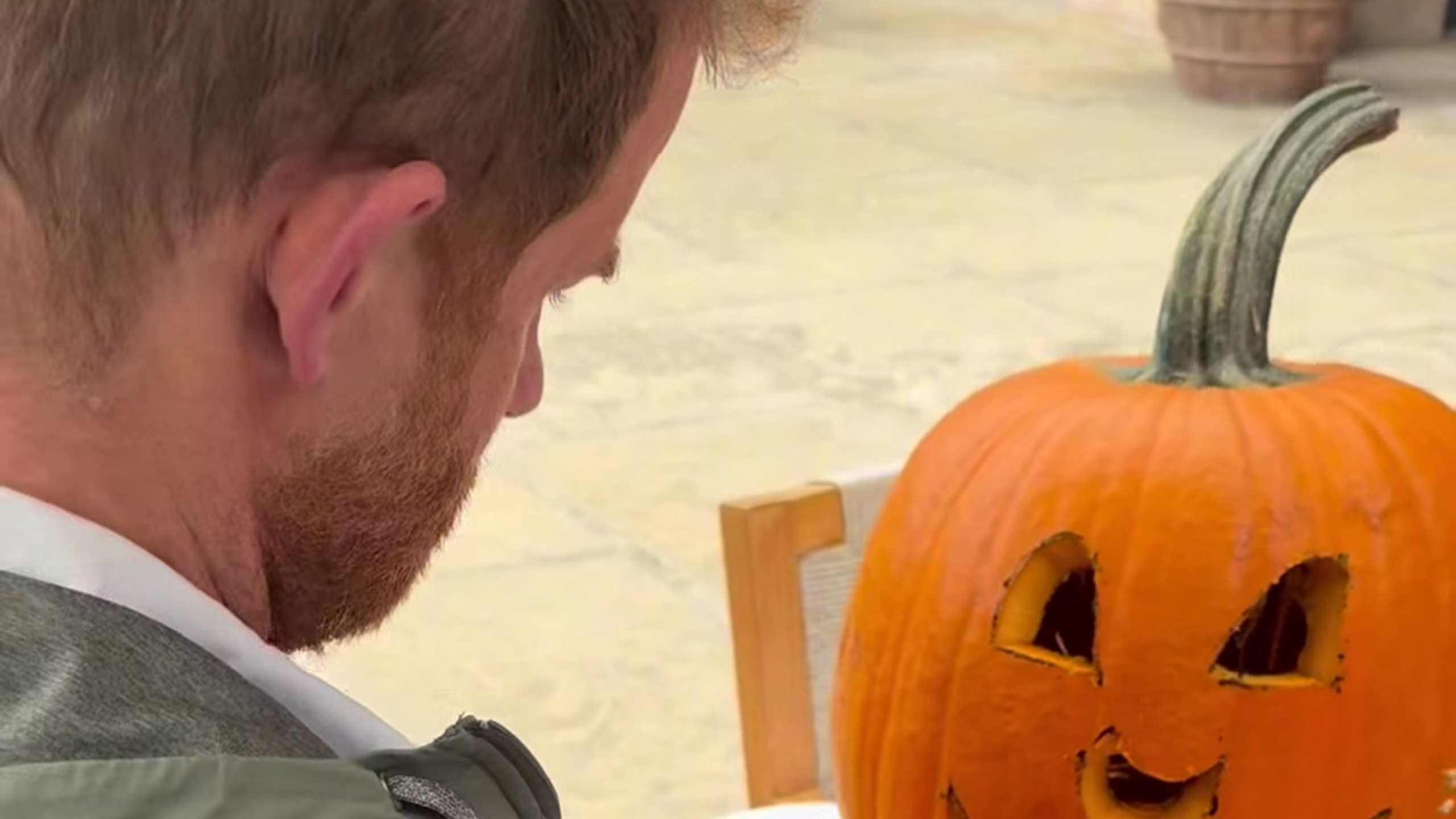 ハリー王子が屈辱：「無職」の公爵、メーガン・マークルのハロウィーンビデオで「悲惨」に見える