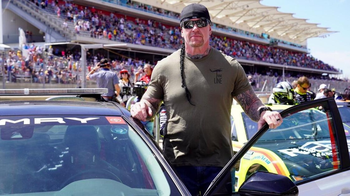 WWEレジェンドのアンダーテイカー、テキサスのステーキハウス外で衝撃的な自動車事故に巻き込まれる