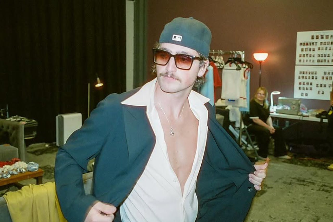 Benson Boone Kissed By A Fan On The Abs During Concert Outrage Erupts