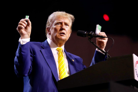 Trump teaches FIFA boss about Bidenomics using Tic Tacs.