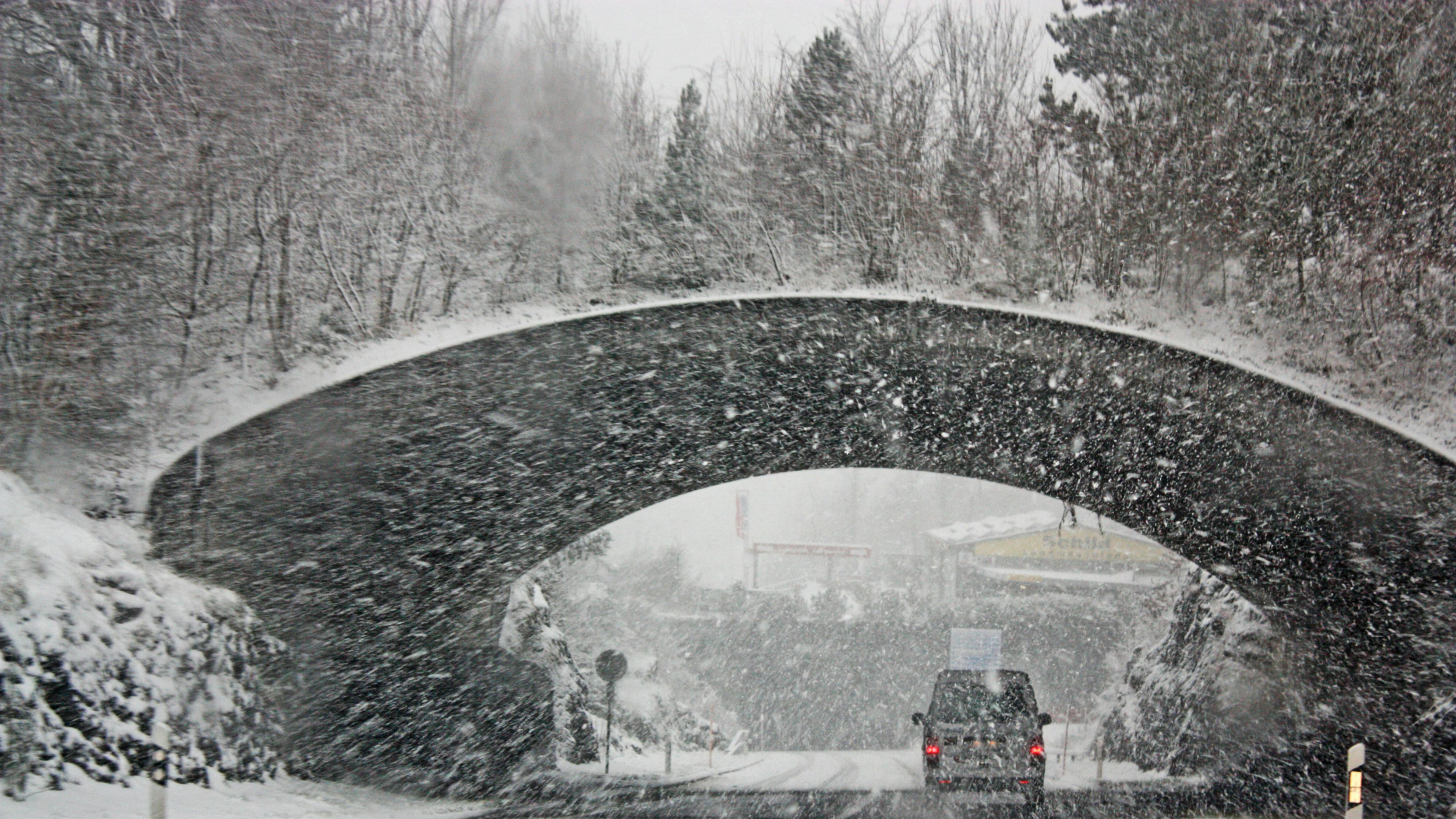 Bomb Cyclone Ezra Paralyses America: Blizzard Warnings, Blackouts, and Travel Chaos