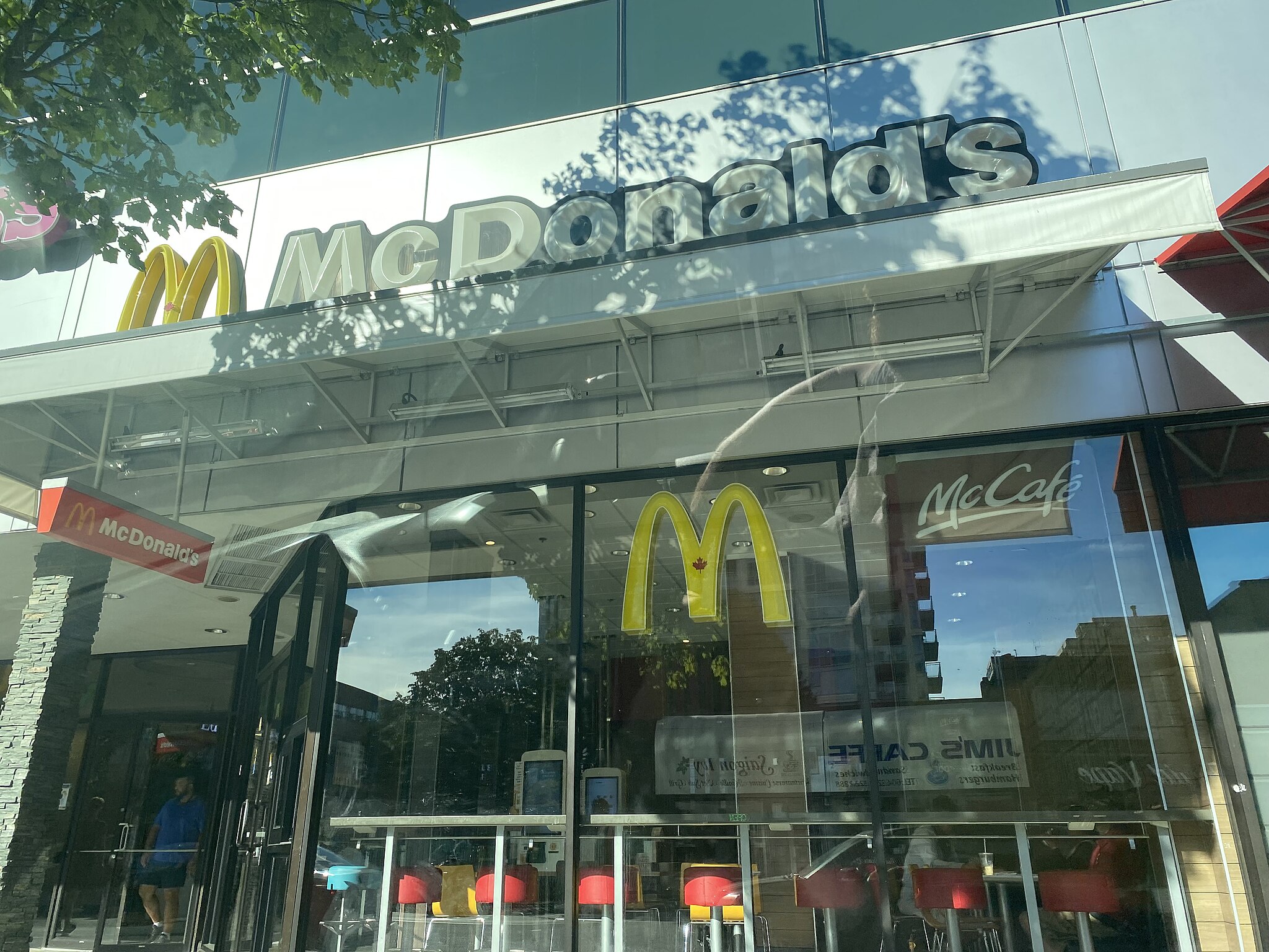 Stabbing Horror in UK Seaside McDonald's Shocks Daytime Diners; Arrest Made in Broad Daylight Attack