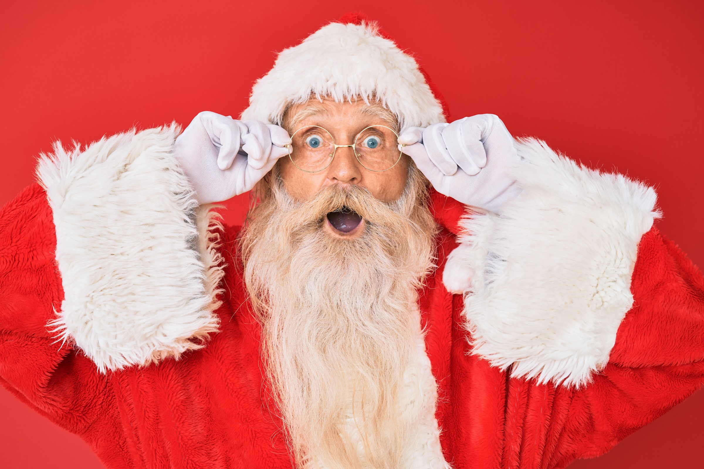 サンタが赤い服を着ている理由: トナカイのおしっことサイケデリックなキノコがクリスマスに関係しているという理論