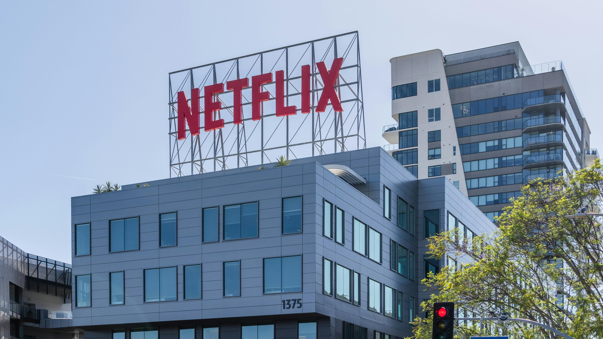 the-real-reason-netflix-ceo-spent-100-million-on-a-popular-show