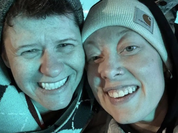 レネー・グッドの妻レベッカの写真6枚：ミネアポリスICE銃乱射事件で未亡人は逮捕されるべきか？