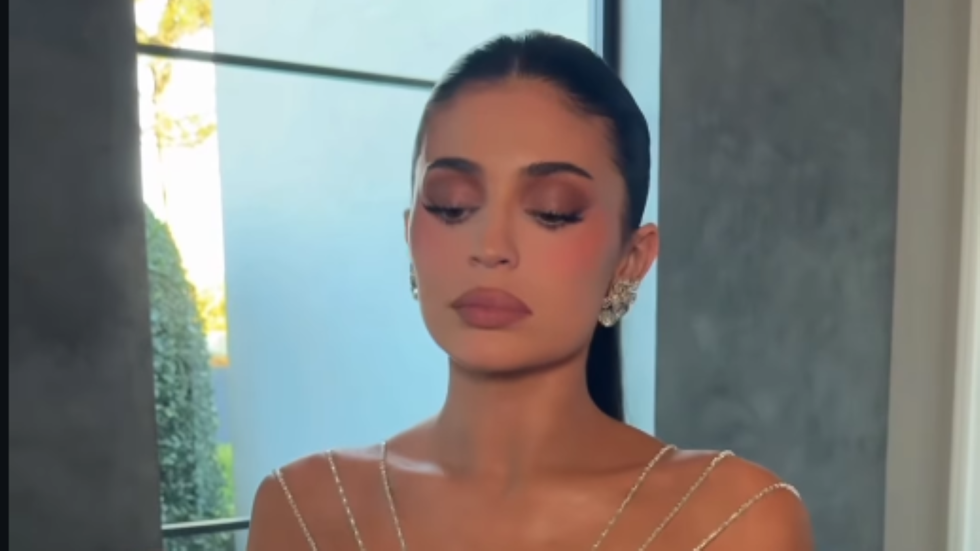 Kylie Jenner Caught in Another Awkward Golden Globes Moment After
