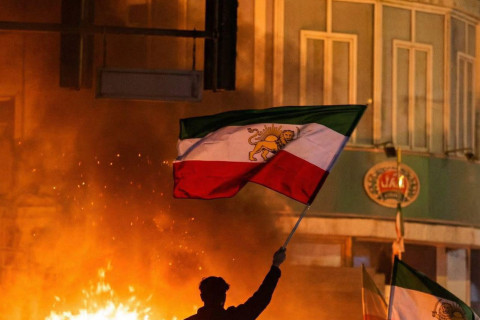 Man raises 'true flag of Iran'