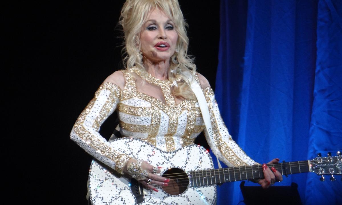 Dolly Parton Fans Praise Her Appearance at 80 Following Singer's Surprise 'Bad News' About Her Health