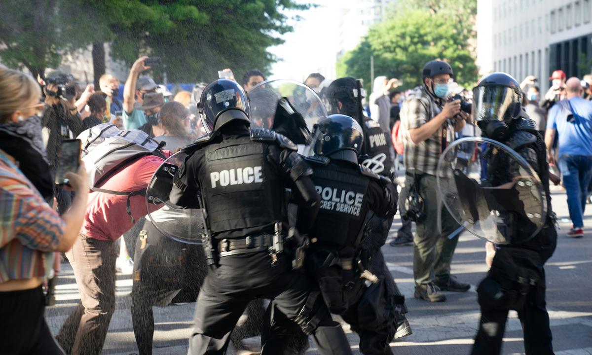 Ecuadorian Consulate Chaos as ICE Agent Tried to Force Entry in Minneapolis Diplomatic Standoff