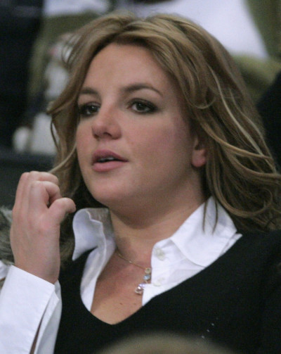 U.S. singer Britney Spears watches the NBA game between the Washington Wizards and Los Angeles Lakers in Los Angeles December 17, 2006. U.S. singer Britney Spears watches the NBA game between the Washington Wizards and Los Angeles Lakers in Los Angeles December 17, 2006.