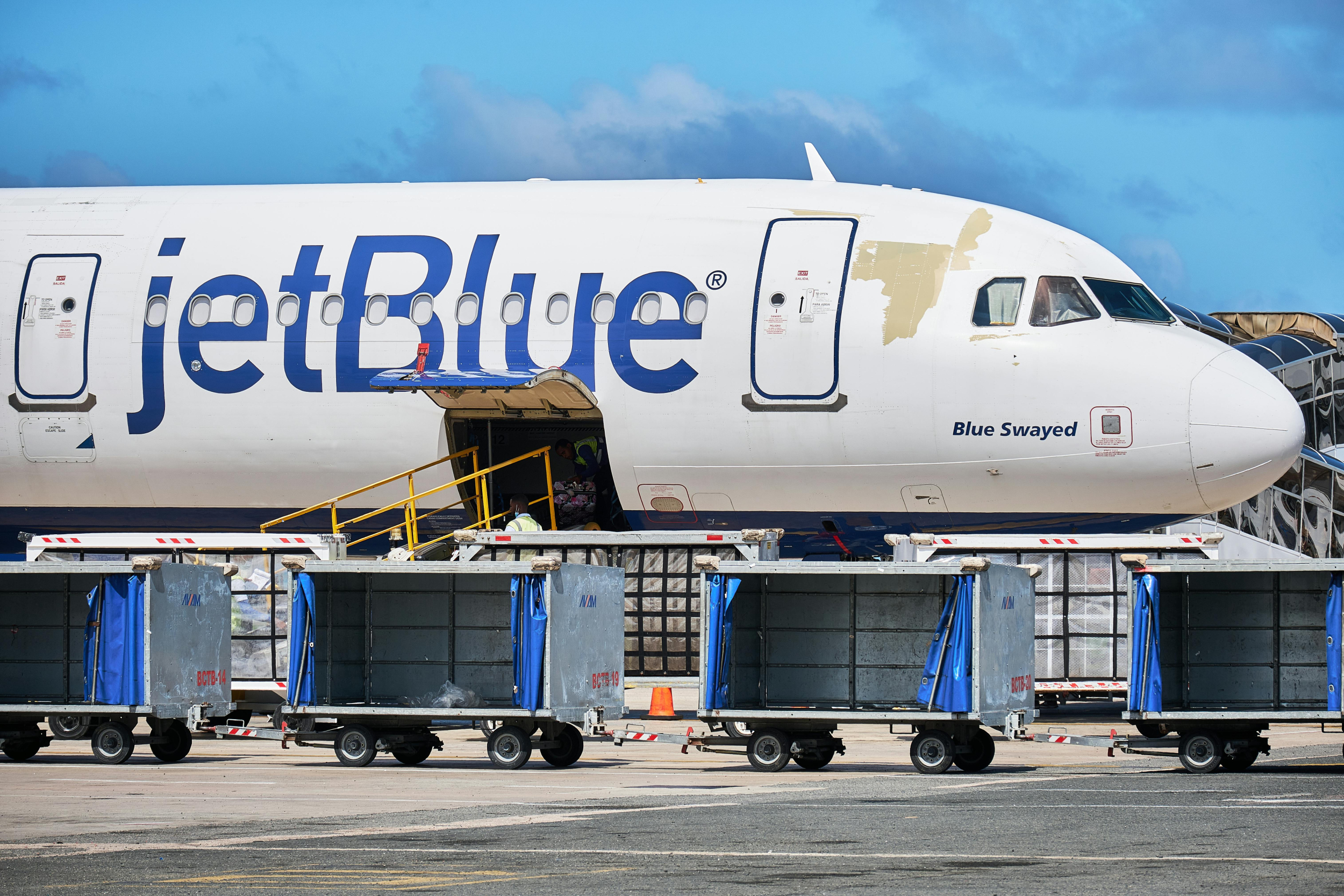 Newark Airport Pilot Issues Chilling 'Smoke in the Back' Alert to Trigger Closure - What Does It Mean?