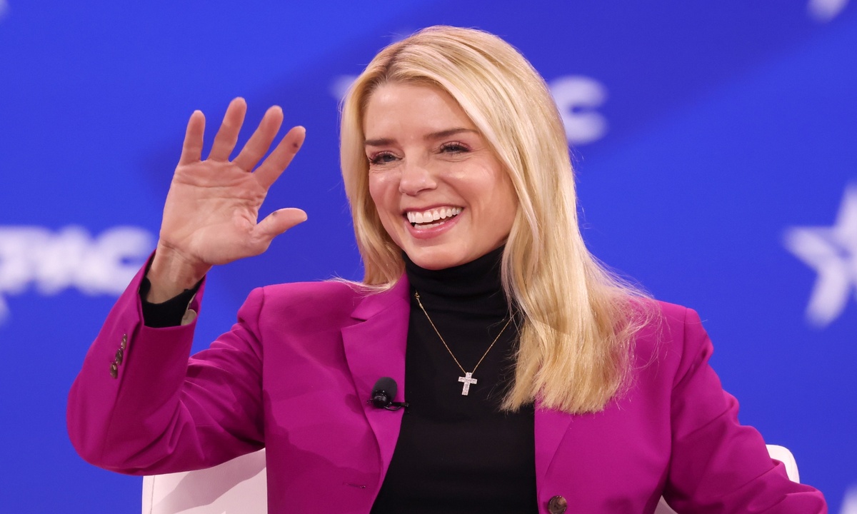 Every Time Pam Bondi Protected Trump Since 2013 and Why She Started Helping POTUS?