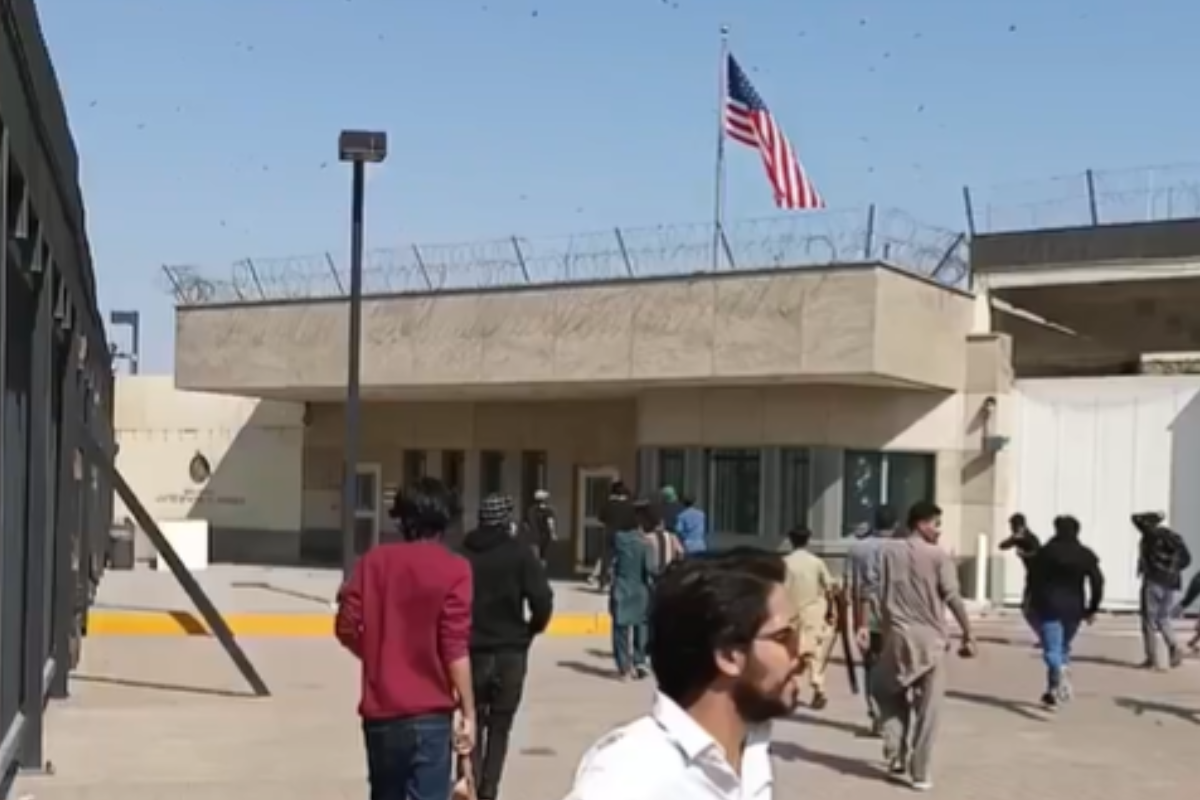 パキスタン全土の米国総領事館と国連事務所を親イラン抗議者が襲撃、死者数は22人に増加