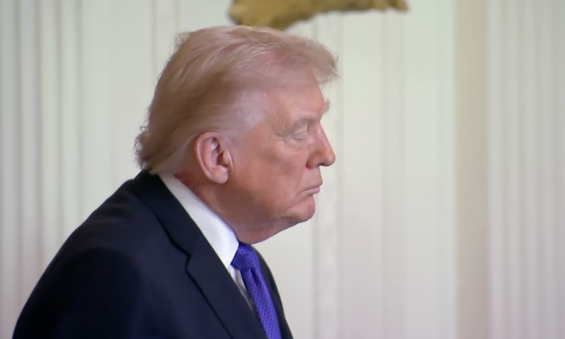 Donald Trump's 'Mysterious' Neck Rash Vanishes Behind Makeup as Medical Experts Sound Alarm