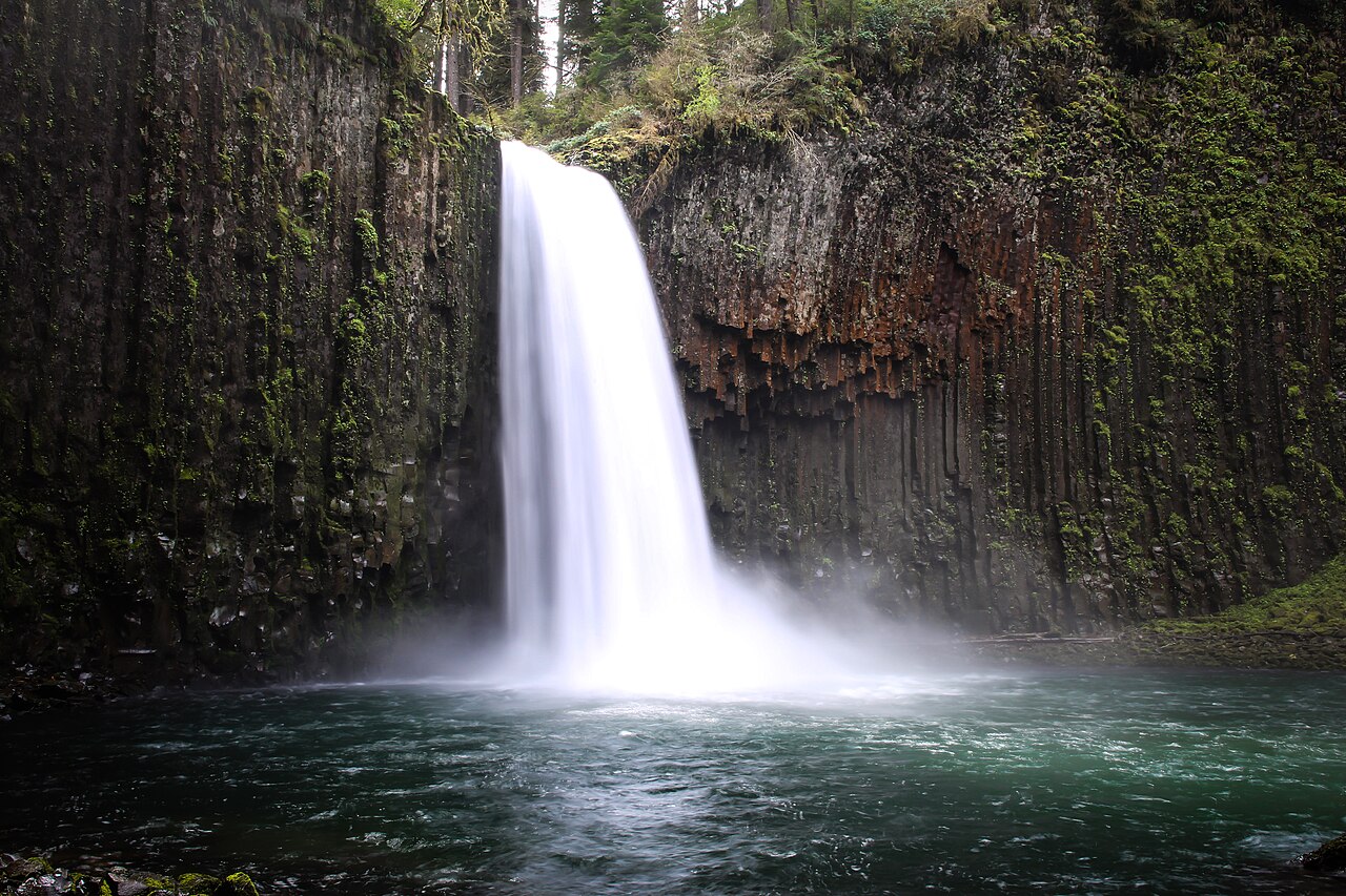 Oregon's Waterfall Publicly Sold on 'Redfin With No Price', Lawmakers Act to Save Abiqua Falls