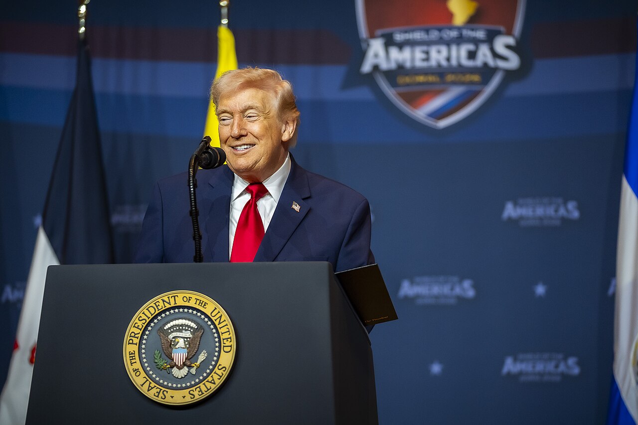 Trump Ultimatum to Iran Draws Criticism as Experts Warn Strikes on Power Plants May Breach International Law