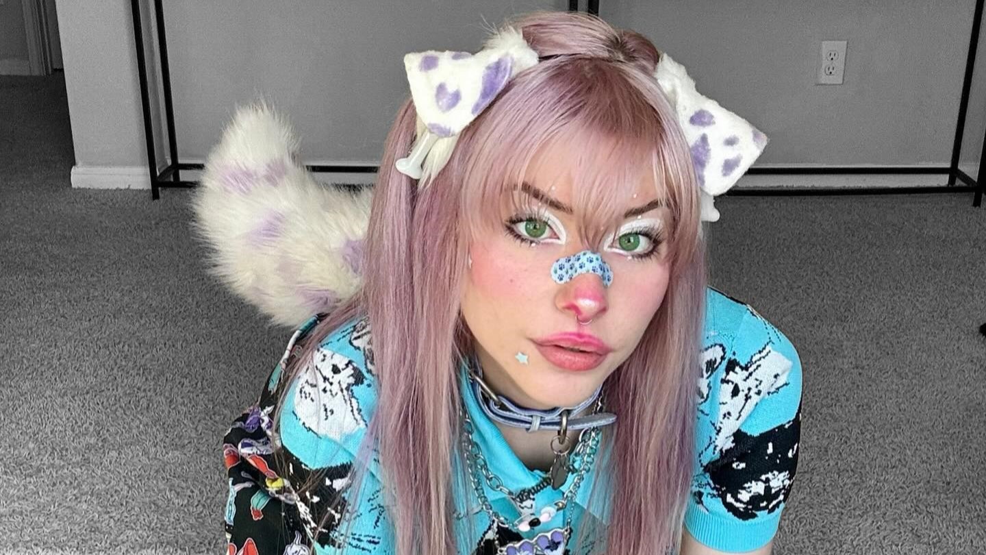 10 Photos of Meow Dalyn: American Twitch Streamer Who Fully Embraces Her 'Dog Girl' Lifestyle