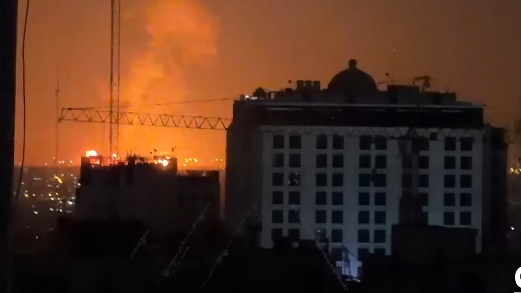 Blasts Rock Iran Industrial Sites as US Weighs Extending High-Stakes Deadline