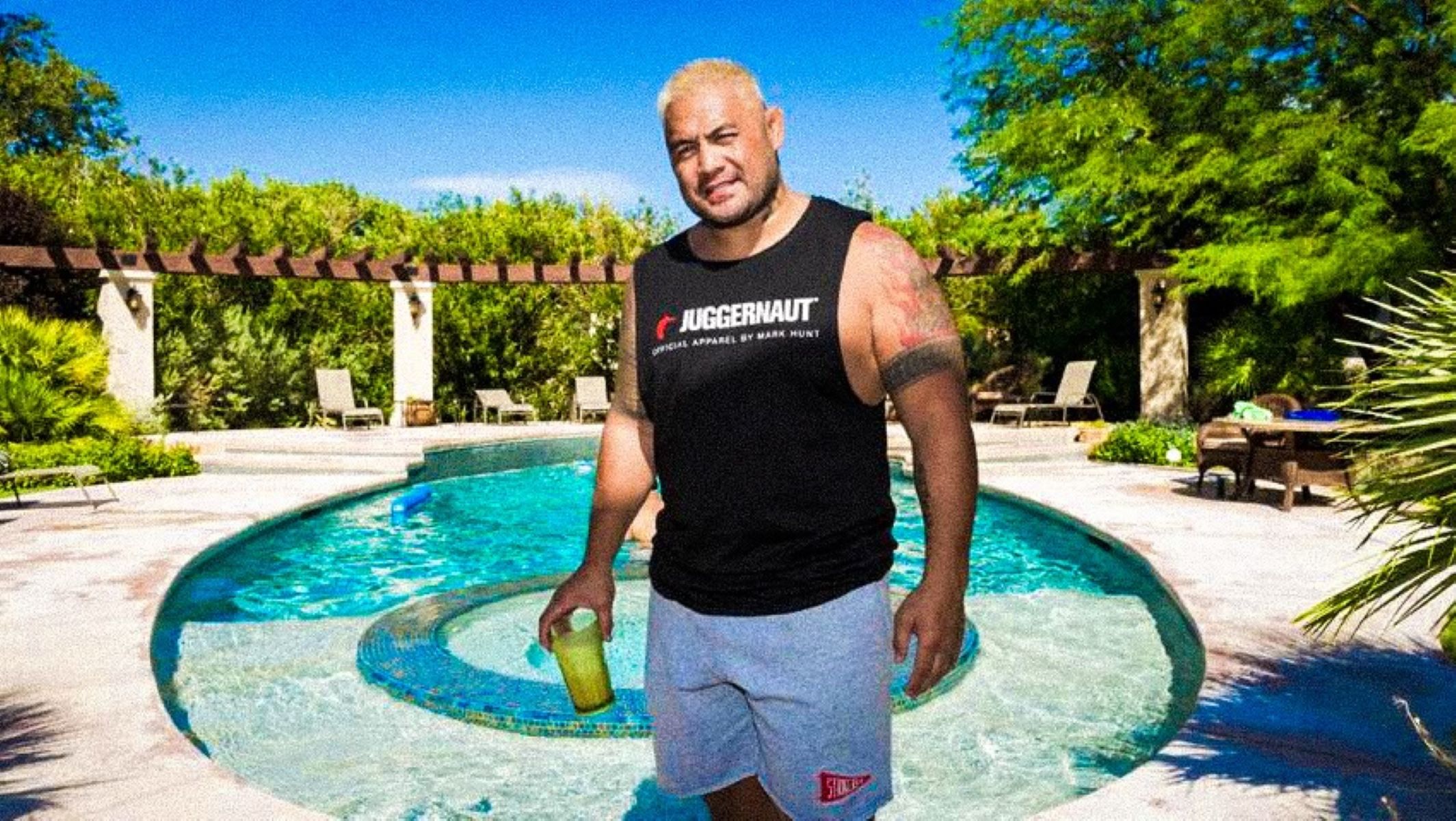 Mark Hunt relaxing by the pool