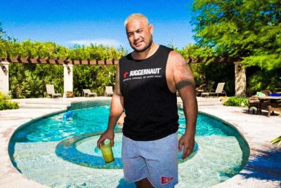 Mark Hunt relaxing by the pool