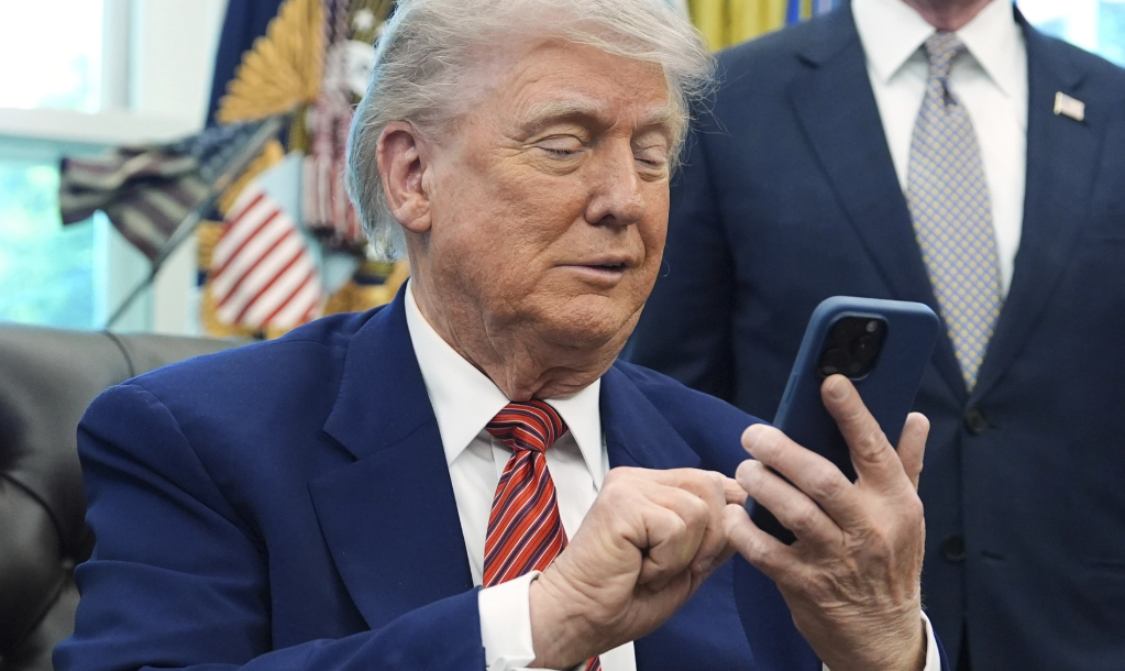 Donald Trump's Late-Night Posting Habit Signals A 'Dangerous' Cognitive Shift, Psychologist Warns
