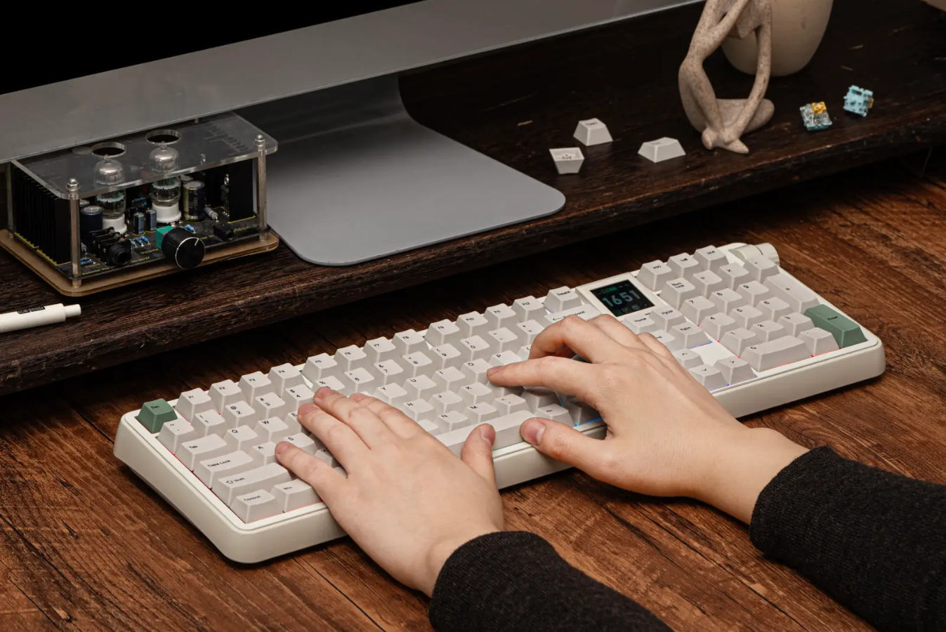 Epomaker RT100 Pro Review: Retro Style Meets Modern Mechanical Keyboard Power