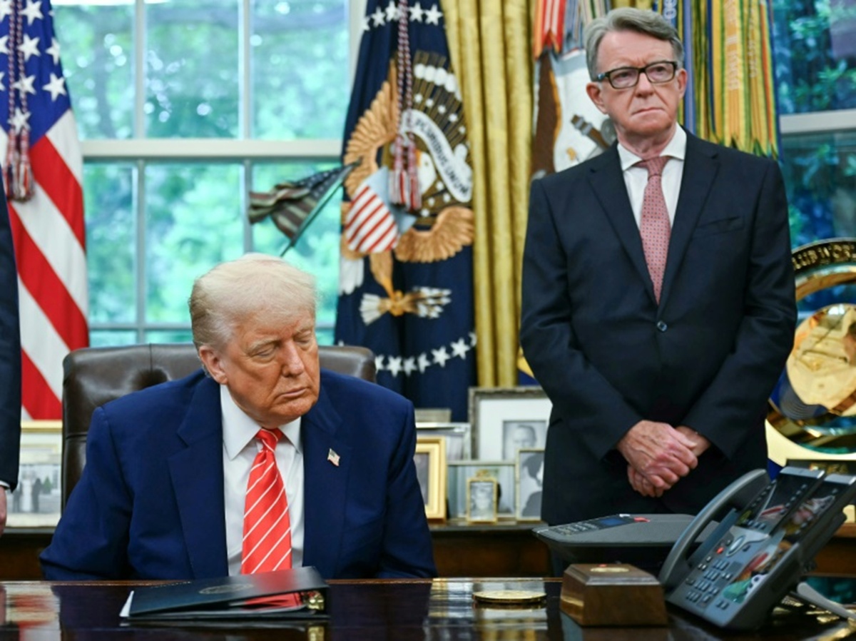 Peter Mandelson standing next to Donald Trump