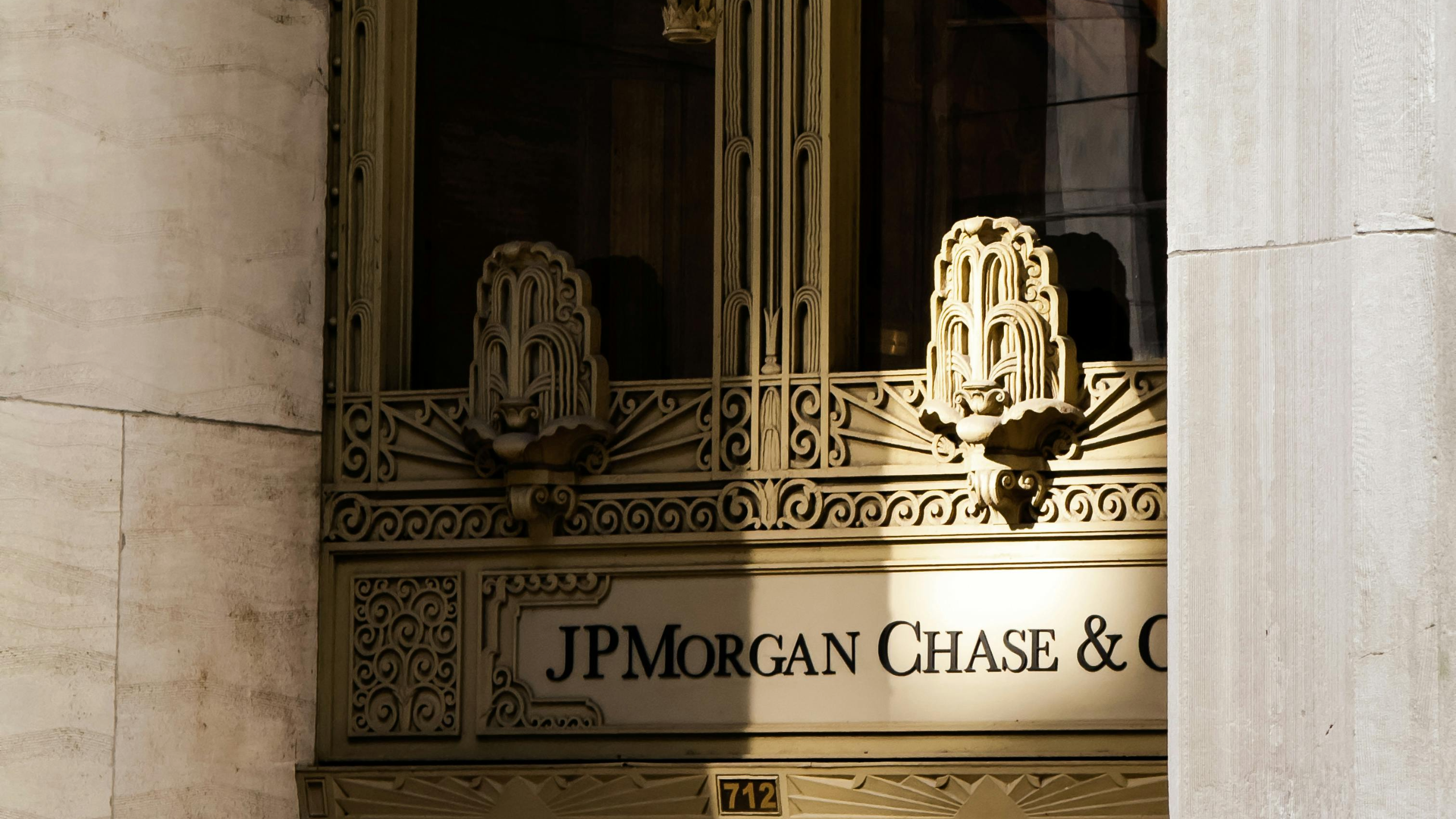 JPMorgan-chef anklagas för sexuella övergrepp och rasistiska påhopp mot junior anställd — image 3