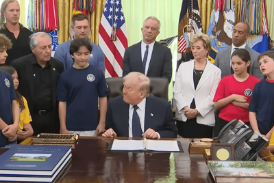 Trump and Kids Audience at the Oval Office