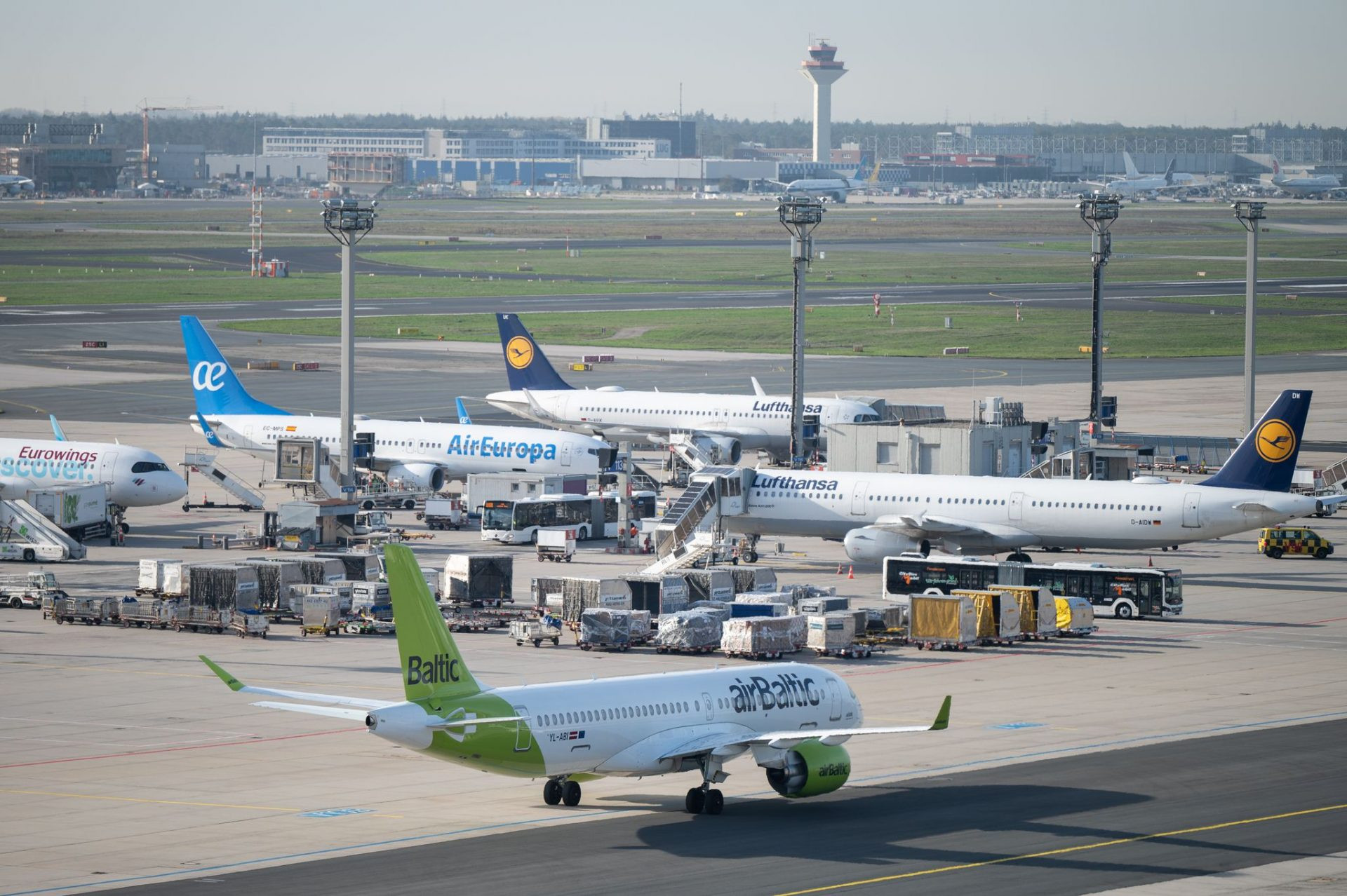 Airlines Granted New Flexibility To Lock In Summer Schedules Early As UK Government Battles Imminent Jet Fuel Crisis